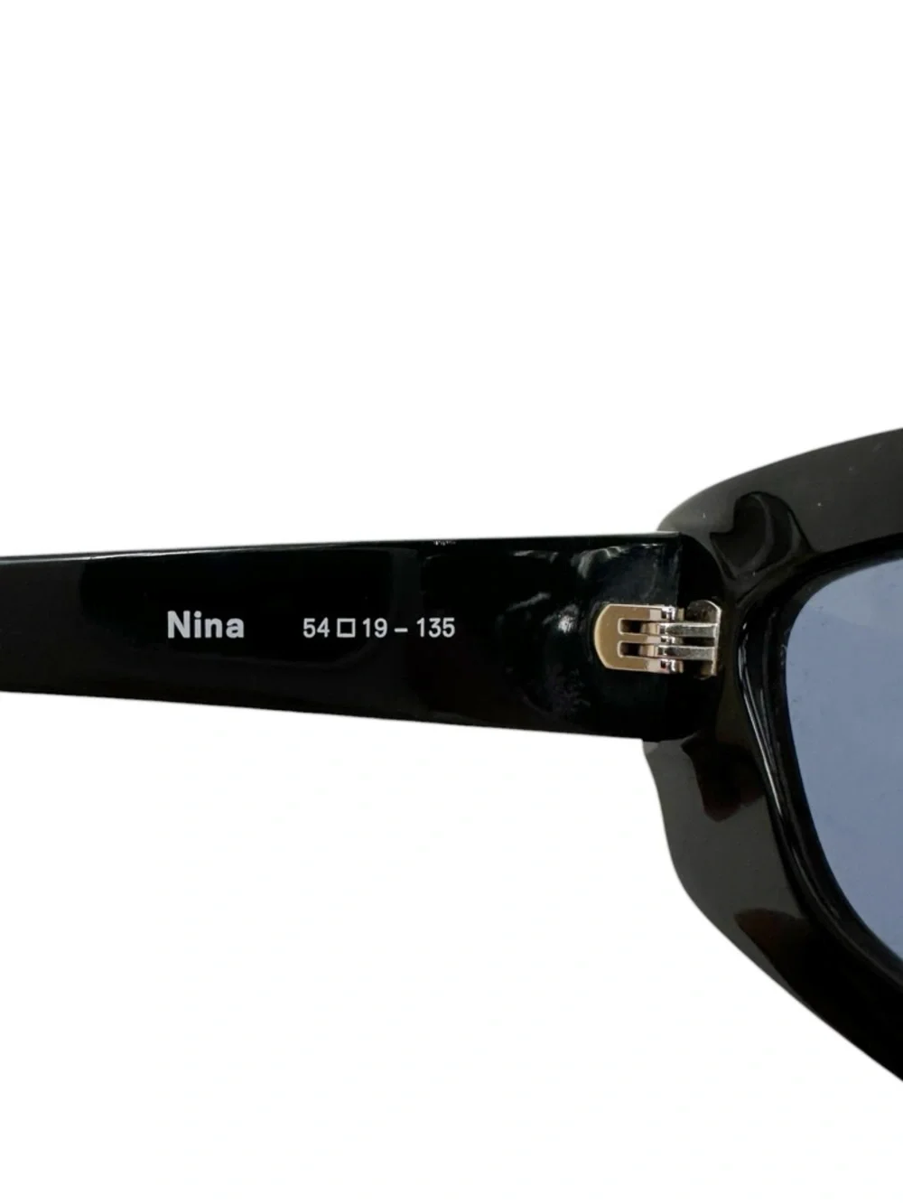 RARE REFORMATION Nina Sunglasses in Black prajaktavegpower.com display picture 3